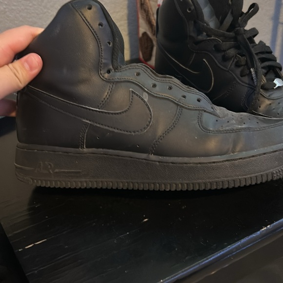 Air Force One no box one shoe has laces, but the other does not - Picture 2 of 6